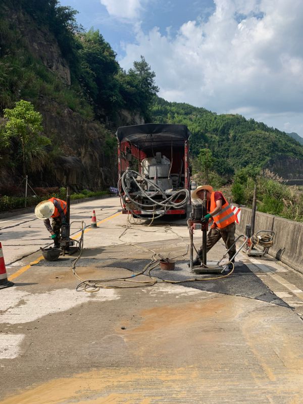 在舊水泥路面上鋪筑瀝青砼路面應(yīng)注意的細(xì)節(jié)