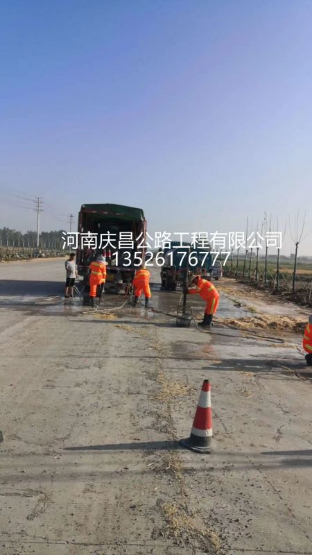 公路壓漿施工隊(duì)